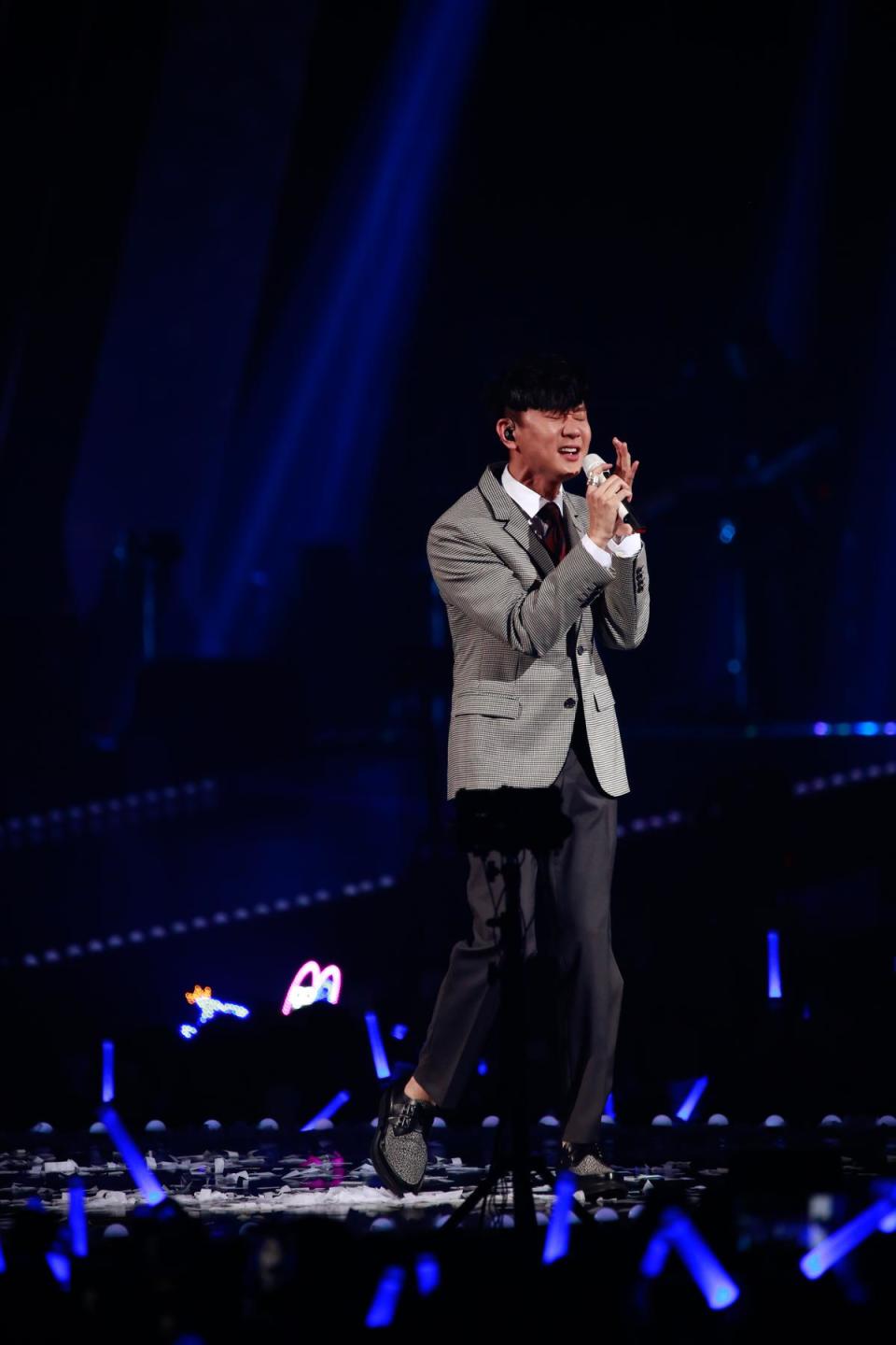 林俊傑演唱KKBOX 2016年度冠軍單曲的〈不為誰而作的歌〉。
