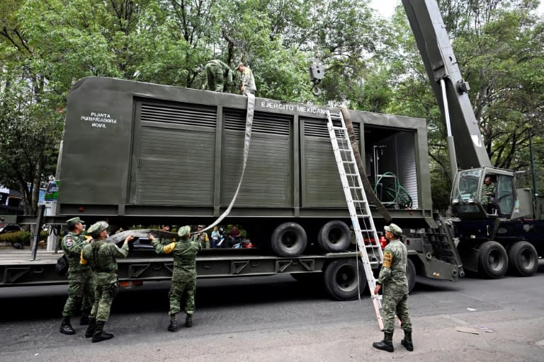 Unos soldadoss instalan una planta móvil de tratamiento del agua en el parque de San Lorenzo, el 11 de abril de 2024 en Ciudad de México (Alfredo Estrella)