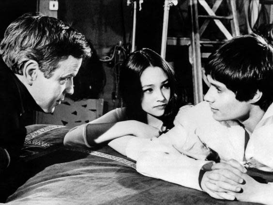 Zeffirelli with Olivia Hussey and Leonard Whiting on the set of his breakthrough film, ‘Romeo and Juliet’, 1968 (Alamy)