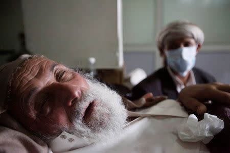 An old man infected with cholera lies on the bed at a hospital in Sanaa, Yemen May 12, 2017. REUTERS/Mohamed al-Sayaghi