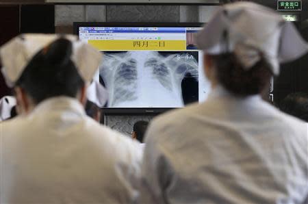 Doctors and nurses attend a training course for the treatment of the H7N9 virus at a hospital, where a H7N9 patient is being treated, in Hangzhou, Zhejiang province, in this April 5, 2013 file photo. REUTERS/Chance Chan/Files