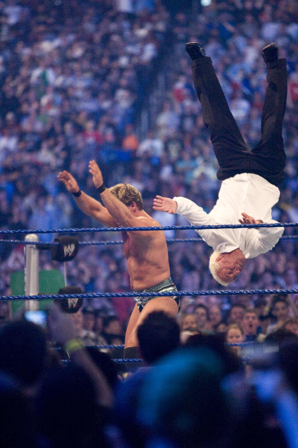 <p>ickey Rourke bested WWE fighter Jericho in a match that lasted less than a minute. The Wrestler star, 56, was at WrestleMania 25 on April 5 at Reliant Stadium in Houston, in support of friends Ric Flair, and WWE Hall of Famers Jimmy Snuka, Roddy Piper and Ricky Steamboat. World Wrestling Entertainment star Chris Jericho challenged Rourke’s pals — WWE Hall of Famers Jimmy Snuka, Roddy Piper and Ricky Steamboat — to a match at the always wild WWE event after Rourke renegged on the duel. HOUSTON, TX. (Bill Olive/Getty Images). </p>