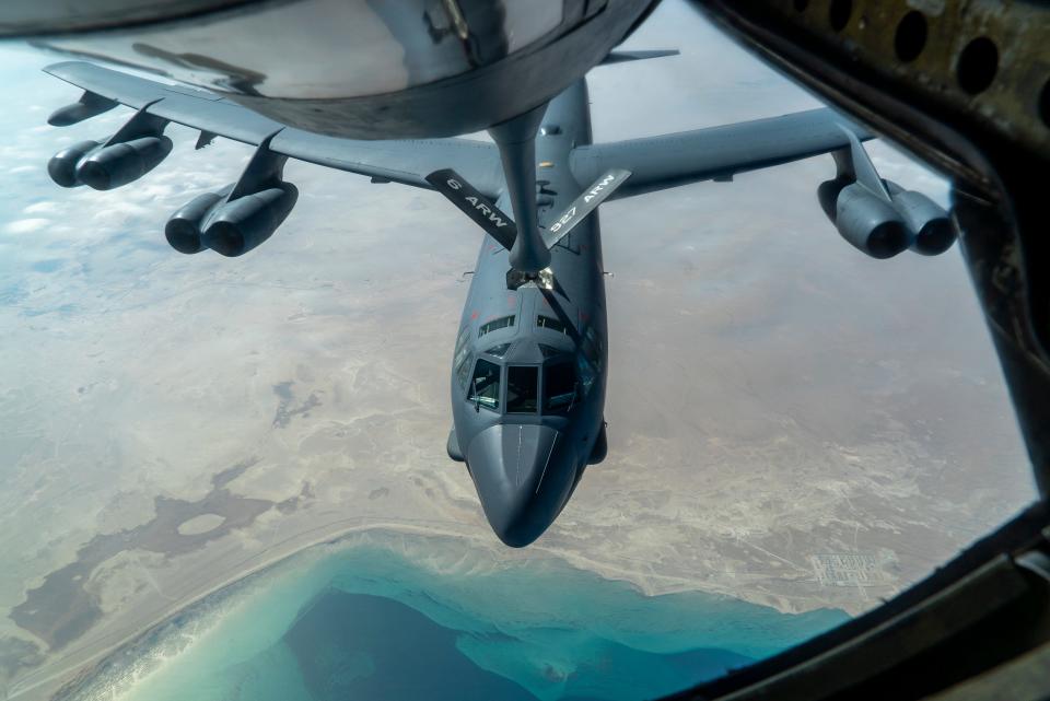 warplane refuel B-52