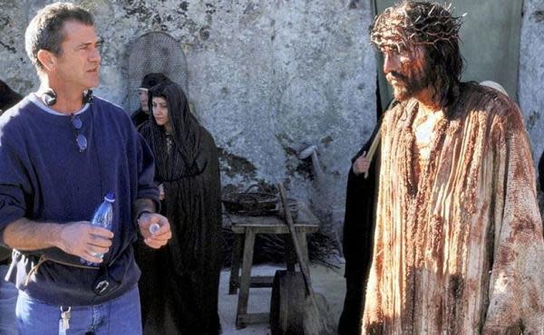 Mel Gibson y Jim Caviezel en el set de La pasión de Cristo (Fuente: Icon Productions)