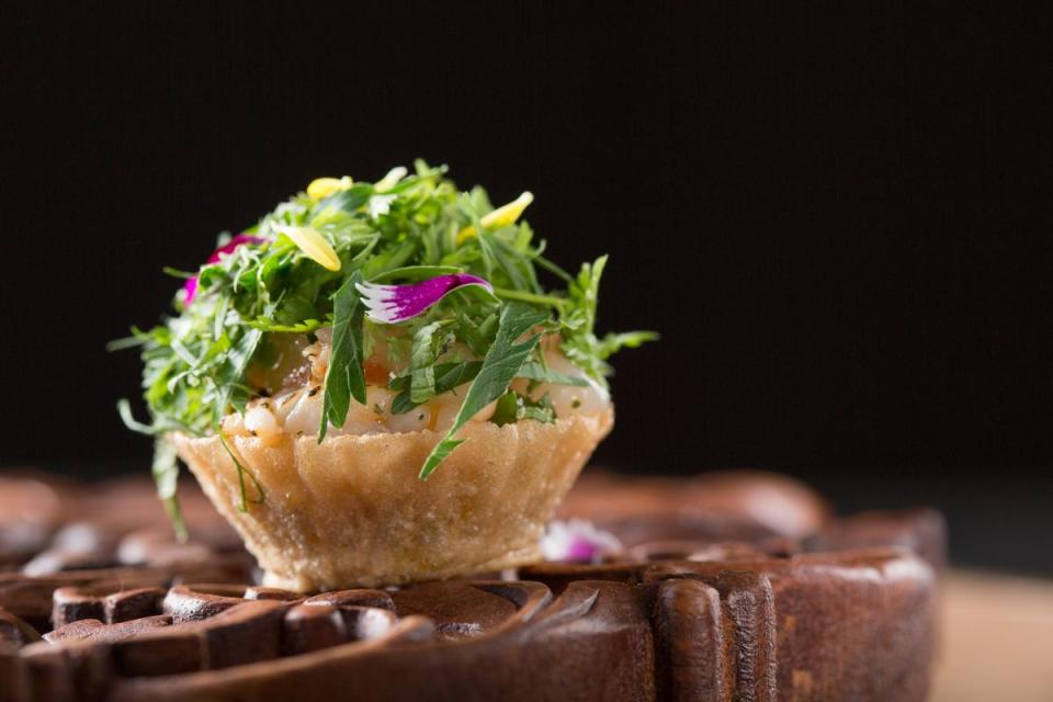 如小花園的「杯子粿」（Kueh Pie Tee）是娘惹菜小吃，鋪滿香草，更清爽開胃。