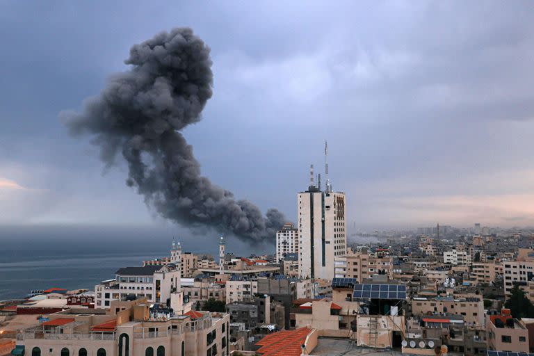 El humo se eleva sobre los edificios durante un ataque aéreo israelí, en la ciudad de Gaza el 9 de octubre de 2023