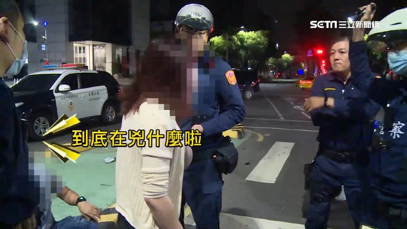 坐在副駕的女子下車後怒罵員警。