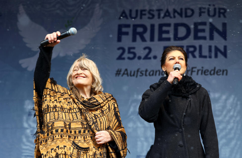 Alice Schwarzer und Sahra bei der umstrittenen Friedensdemo in Berlin (Bild: Reuters)