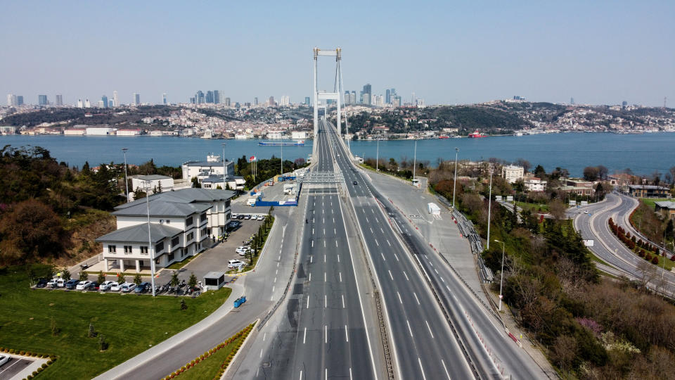 Vista aérea del Puente de los Mártires de Estambul (Turquía), conocido como el Puente del Bósforo, el 11 de abril. (Foto: Umit Bektas / Reuters).