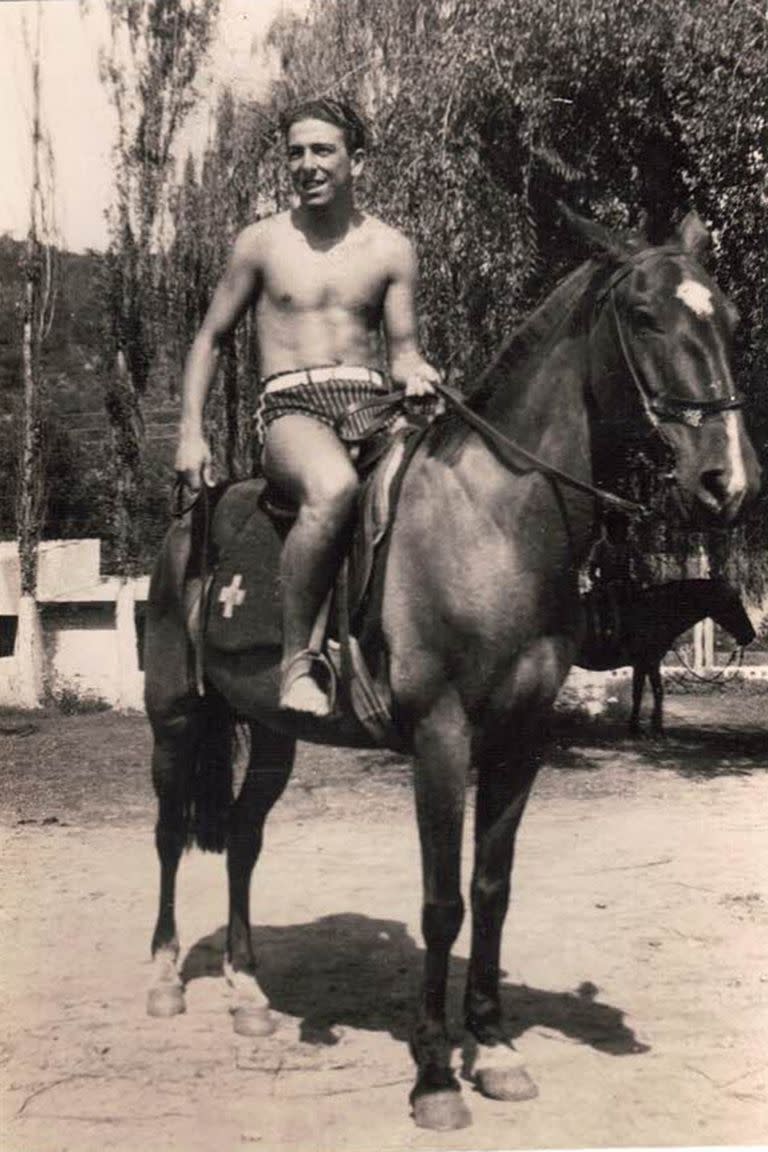 Ángel Labruna sobre un caballo, una de sus pasiones