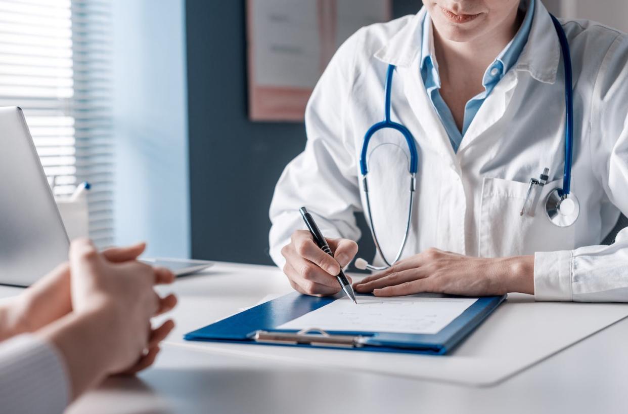 <a href="https://www.shutterstock.com/es/image-photo/doctor-sitting-desk-writing-prescription-her-1936260061" rel="nofollow noopener" target="_blank" data-ylk="slk:Stock-Asso/Shutterstock;elm:context_link;itc:0;sec:content-canvas" class="link ">Stock-Asso/Shutterstock</a>