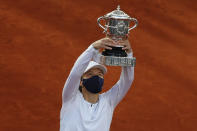 Poland's Iga Swiatek lifts the trophy after winning the final match of the French Open tennis tournament against Sofia Kenin of the U.S. in two sets 6-4, 6-1, at the Roland Garros stadium in Paris, France, Saturday, Oct. 10, 2020. (AP Photo/Alessandra Tarantino)