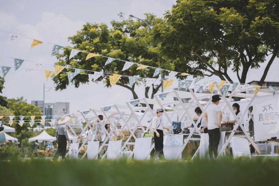 於台北花博舉辦的首場「農遊超市巡迴市集」布置充滿夏季專屬的繽紛色彩。 （農遊超市提供）