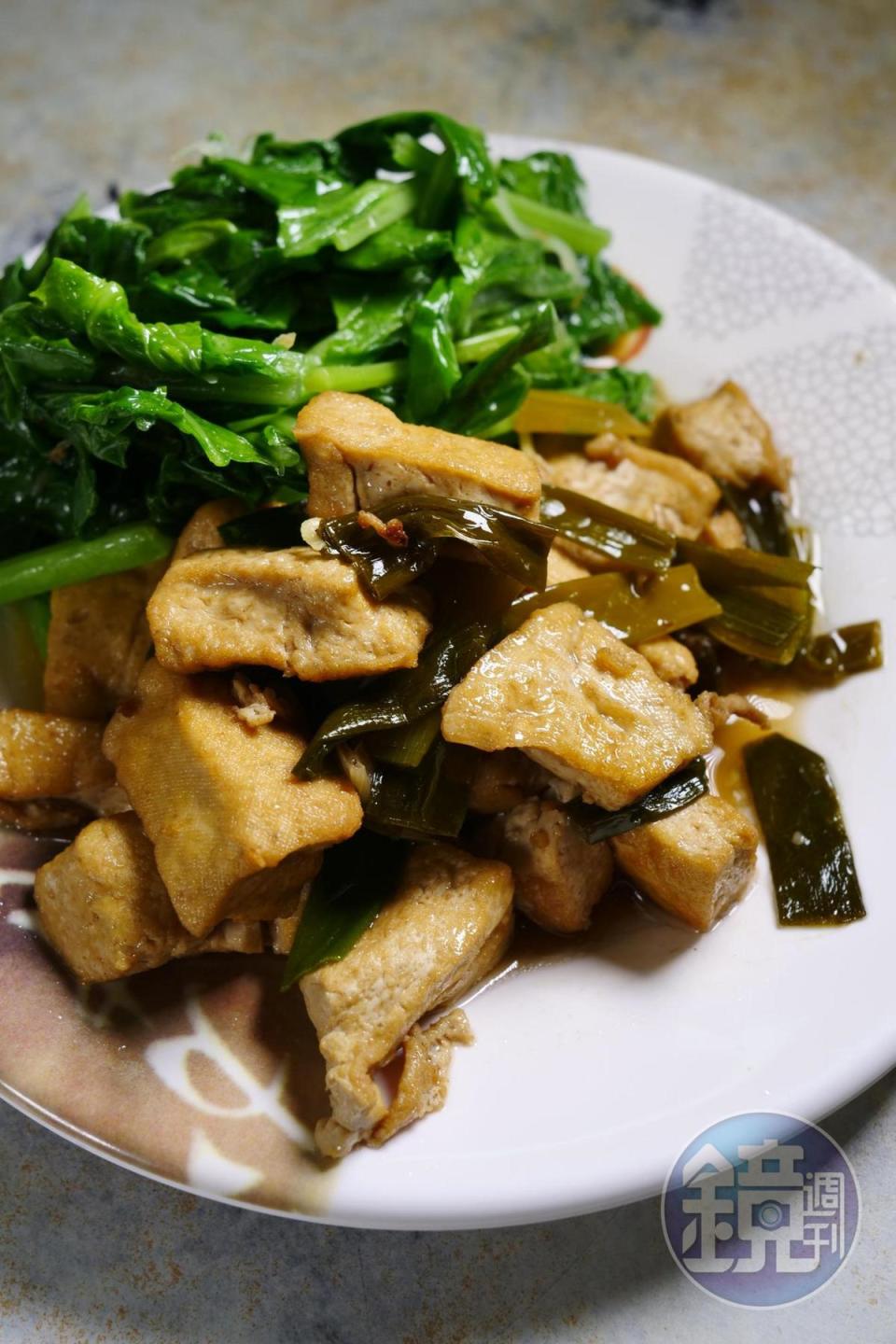 滷豆干和白芥藍菜都是台南餐桌上的常客。