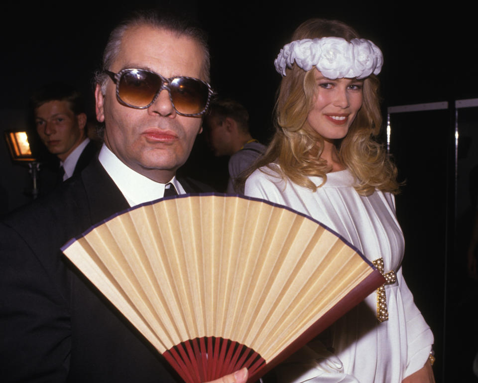 <p>Über die Jahre hatte Lagerfeld so einige Musen, denen er zu Ruhm und Aufmerksamkeit verhalf. Eine dieser Damen war Claudia Schiffer, die auf vielen seiner Catwalks lief. Für Chanel fotografierte der Designer die Blondine sogar einige Male selbst. Durch Lagerfelds Hilfe wurde Schiffer zu einem der teuersten Fotomodelle ihrer Zeit. Später schafften es dank Lagerfeld auch Models wie Inès de la Fressange, jüngst Cara Delevingne und Gigi Hadid zu einem Status als Supermodel mit Weltkarriere. (Bild: Getty Images) </p>