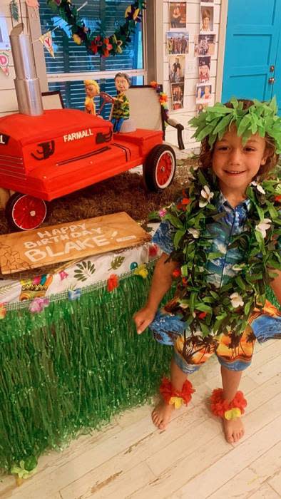 gwen-stefani-son-inside-blake-shelton-home