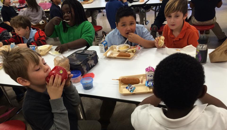 Lunchtime at Hawthorne Elementary (Alana Semuels)