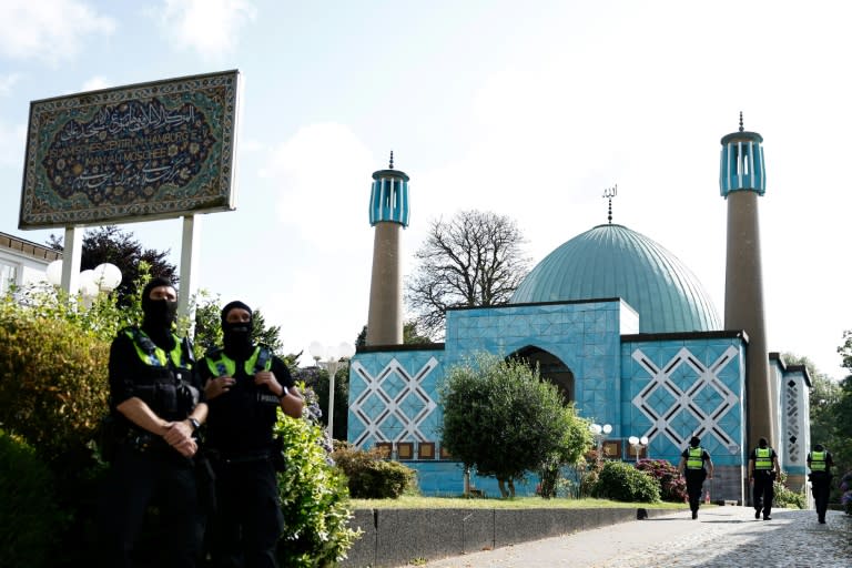 La policía se despliega el 24 de julio de 2024 en la Mezquita Azul de la ciudad alemana de Hamburgo, que alberga el Centro Islámico (Stringer)