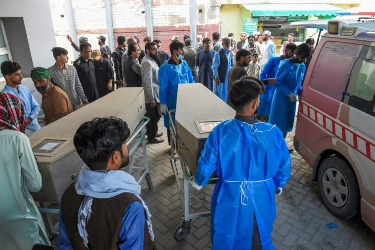 Des personnels médicaux transportent, le 13 avril 2024 à Quetta, les cercueils de personnes tuées par des hommes armés au Baloutchistan, province du sud-ouest du Pakistan en proie à des violences (Banaras KHAN)