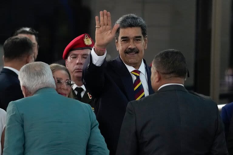 El presidente venezolano Nicolás Maduro saluda a la prensa en el Tribunal Supremo, a donde llegó para un proceso relacionado a la auditoría de los resultados presidenciales en Caracas, Venezuela, el viernes 9 de agosto de 2024.