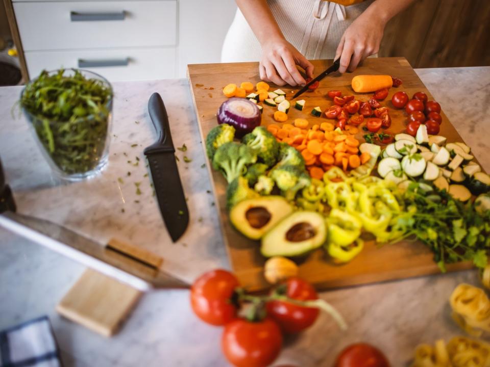 Die Mittelmeerdiät konzentriert sich vor allem auf Vollkornprodukte, viel Obst und Gemüse. - Copyright: Getty Images