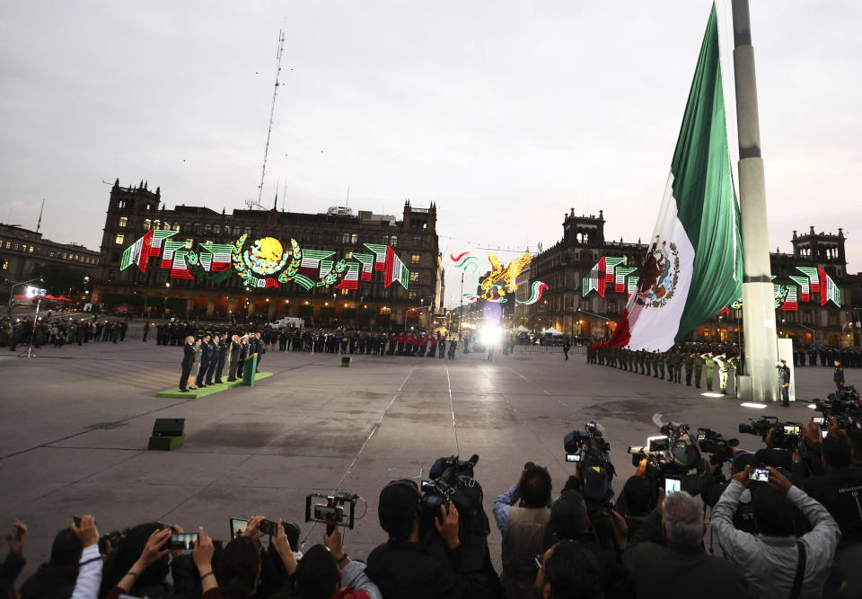 El presidente mexicano Andrés Manuel López Obrador encabeza una ceremonia en la que se izó la bandera a media asta en memoria de las víctimas del sismo del 19 de septiembre de 2017 que mató a medio millar de personas y del devastador terremoto de 1985, que causó al menos 9.500 muertes, en Ciudad de México, jueves 19 de septiembre de 2019. (AP Foto/Marco Ugarte)