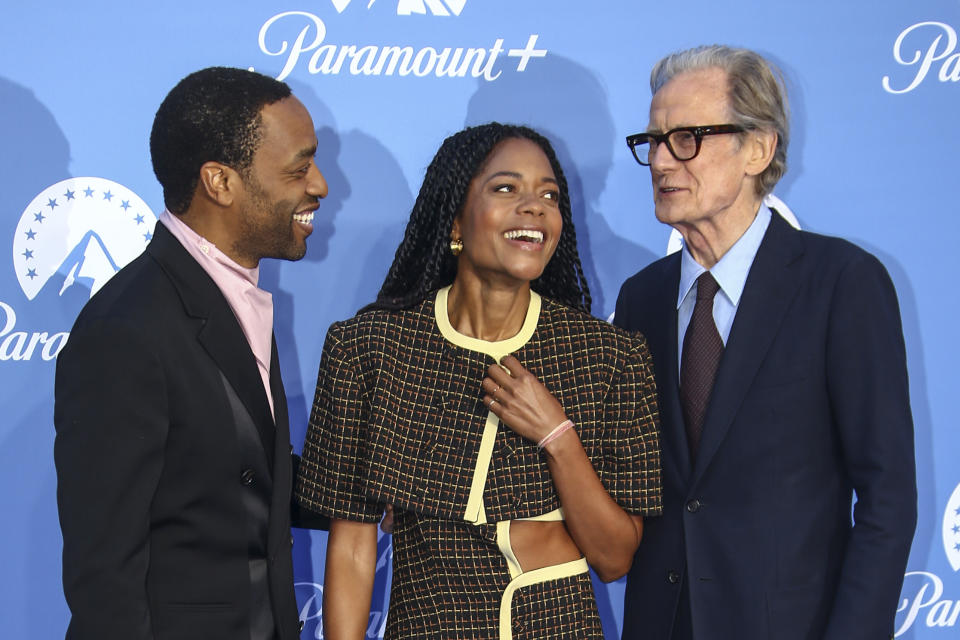 Chiwetel Ejiofor, de izquierda a derecha, Naomie Harris y Bill Nighy posan a su llegada al lanzamiento del servicio de streaming Paramount + en Gran Bretaña en Londres el lunes 20 de junio de 2022. (Foto Joel C Ryan/Invision/AP)