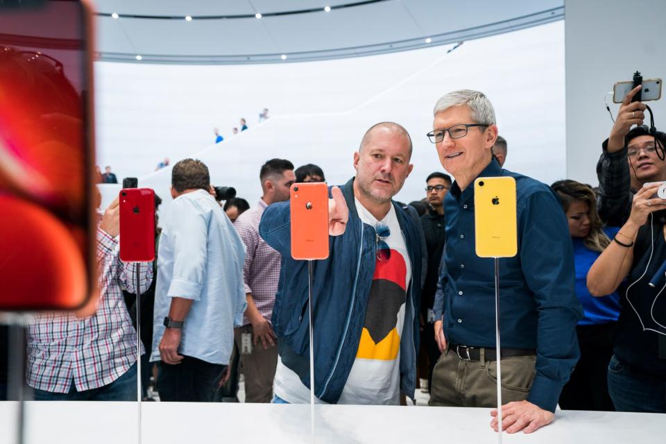 ▲Jony Ive 與 Tim Cook 於 2018 年 9 月在宣布推出 iPhone Xr 的會場上。（圖／台灣蘋果提供）