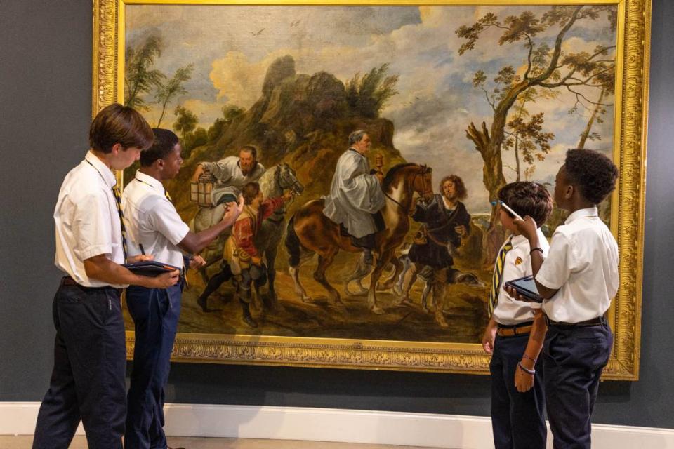 Alumnos jesuitas de Belén estudiando el cuadro "Acto de devoción de Rodolfo I de Habsburgo" de Pedro Pablo Rubens, hacia 1616, en la exposición "Faith, Beauty, and Devotion: Medieval, Renaissance, and Baroque Paintings" en Olga M. and Carlos A. Saladrigas Art Gallery de Belen Jesuit Preparatory School. La exposición se abrirá al público el sábado 16 de septiembre de 2023 y estará abierta hasta el 16 de diciembre de 2023.