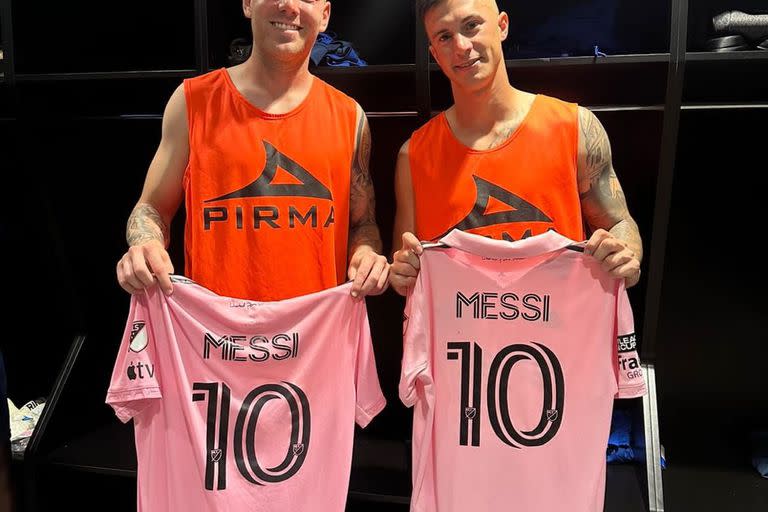 Rotondi y Lotti con la camiseta de Lionel Messi