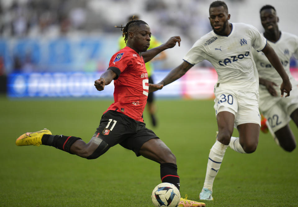 Jeremy Doku del Rennes patea el balón frente a Nuno Tavares del Marsella en el encuentro de la liga francesa el domingo 18 de septiembre del 2022. (AP Foto/Daniel Cole)