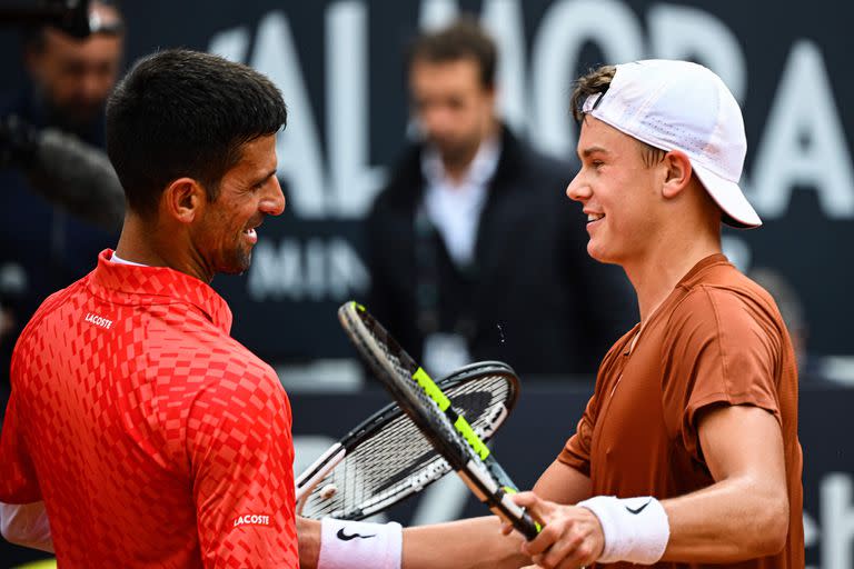 Tensión disipada en Roma: sonrisas en el saludo final de Rune y Djokovic