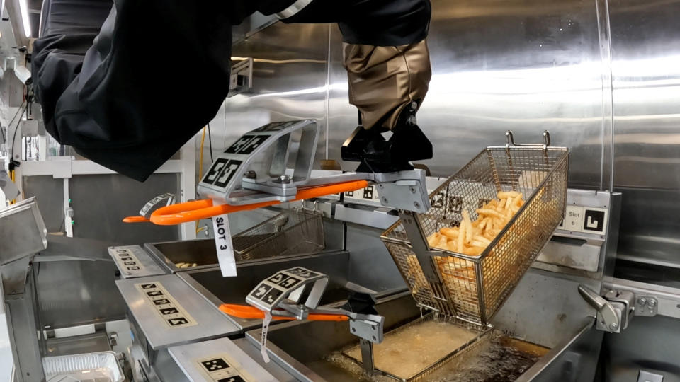 美國速食店啟用炸薯條機器人。圖片來源：Sandra Stojanovic/REUTERS 