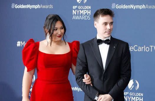 Louis et Marie Ducruet étaient à l’honneur ce mardi 21 juin. Quelques jours après avoir aperçu Charlène de Monaco rayonnante au bras du prince Albert, c’est au tour du fils de Stéphanie de Monaco et son épouse d’éclipser tous les regards en marge du Festival de la télévision à Monte-Carlo. Elle dans une longue robe flamboyante, lui dans un élégant smoking noir : les deux époux étaient radieux et prouvaient que l’amour était toujours au beau fixe entre eux et ce, depuis près de sept ans. Face à eux, d’autres membres de la famille princière avaient assuré le déplacement pour la soirée, à l’instar de Camille Gottlieb, la fille de la princesse Stéphanie et Jean Raymond Gottlieb et demi-sœur de Louis Ducruet, et du prince Albert. Venu sans son épouse cette fois-ci, le père des jumeaux Jacques et Gabriella a volontiers pris la pose avec sa nièce et son neveu.Lire aussi : Mariage royal : Louis Ducruet et Marie Chevallier, les jeunes mariés du RocherUne union en 2019Entre Louis Ducruet et Marie Chevallier, tout commence peut avant 2015. Tous les deux étudiants, les deux futurs époux se rencontrent sur les bancs de la Skema Business School, à Sophia Antipolis, et entre eux, c’est le coup de foudre. Le couple fait sa première apparition officielle en décembre 2015, puis annonce ses fiançailles en février 2018. Il faudra attendre un an plus tard pour découvrir leur union princière, organisée en deux temps – de manière civile puis religieuse – en juillet 2019, à Monaco.