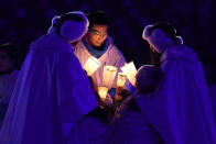 <p>Die Symbolik wurde im Anschluss an das Einlaufen der Teams nicht geringer. Für die Lichterkette gilt aber Ähnliches. (Bild: Getty Images) </p>