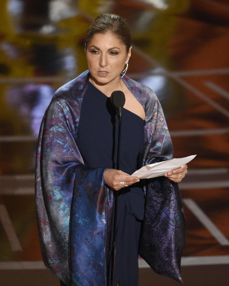 Anousheh Ansari recibe el Oscar a la mejor cinta en lengua extranjera para "The Salesman" (“El viajante”) a nombre de Asghar Farhadi en los Oscar el domingo 26 de febrero de 2017 en el Teatro Dolby en Los Angeles. (Foto Chris Pizzello/Invision/AP)