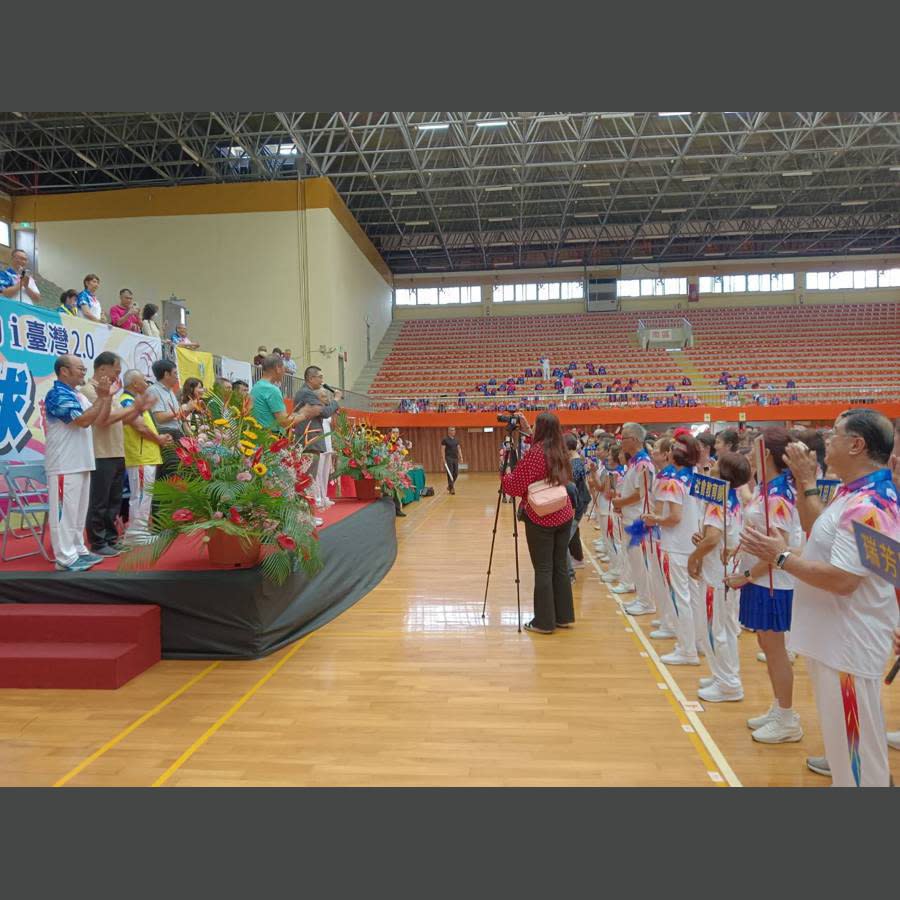 基隆市運動i台灣「柔力球觀摩賽」今在市立體育館登場，近千名柔力球愛好者同場交流。記者邱瑞杰／攝影