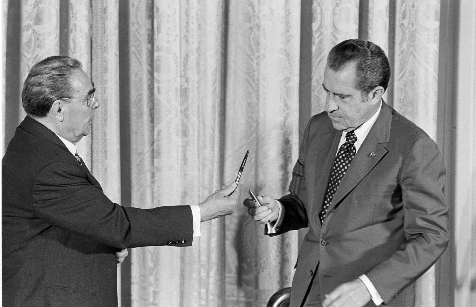 La ficción está ambientada en la década de los 50 y los 60, una época en la que el ajedrez se convirtió en un elemento más de la Guerra Fría que mantenían Estados Unidos y la Unión Soviética, asunto que se trata también en ‘Gambito de dama’. En la imagen, Richard Nixon, presidente de Estados Unidos entre 1969 y 1974, y Leonid Brézhnev, líder de la Unión Soviética entre 1964 y 1982 en un encuentro en 1973. (Foto: AP).