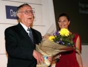 <p>Ingvar Kamprad, fondatore di IKEA, gira con una vecchia Volvo e vola sempre in Economy. (Getty) </p>