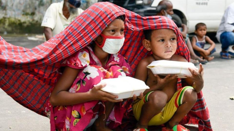 Dos niños de Bangladesh durante un confinamiento en su país.