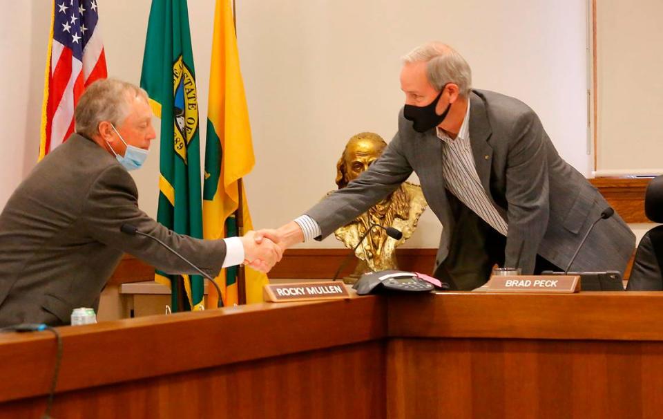 Franklin Commissioner Brad Peck, right, shakes hands with fellow commissioner Rocky Mullen after Mullen stated at a meeting it was his desire to move forward and work with then-administrator Keith Johnson and the other commissioners in 2021.