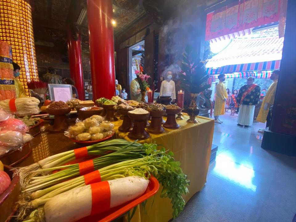 六文昌秋祭依古禮進行，正獻官以三獻禮，並有灌茅儀式。（記者張淑娟攝）