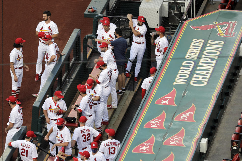 ARCHIVO - En esta foto del 24 de julio de 2020, los jugadores de los Cardenales de San Luis antes de ser presentados previo al juego contra los Piratas de Pittsburgh en San Luis. (AP Foto/Jeff Roberson, archivo)