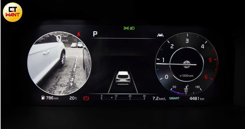 在行車間轉彎時，12.3吋全數位儀表板上會即時顯示後方車況，降低意外發生機率。（圖／黃威彬攝）