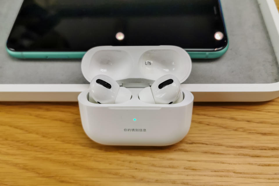 Los AirPods Pro se convirtieron desde el momento de su lanzamiento en los auriculares tope de gama de Apple. (Foto: Wang Gang/VCG via Getty Images)