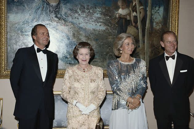 Juan Carlos y Sofía posan junto a la reina Isabel II y el duque de Edimburgo en la cena de gala que los reyes les ofrecieron en el palacio de El Pardo el 18 de octubre de 1988. (Photo: Tim Graham via Getty Images)