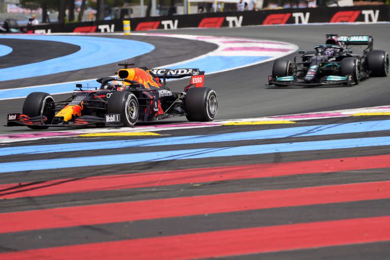 Max Verstappen voló en Francia y le arrebató la carrera a Lewis Hamilton sobre la agonía de la competencia