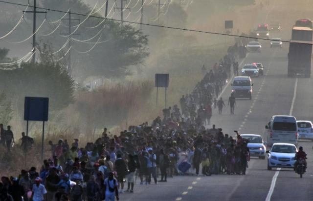 Migrantes reorganizan caravana y avanzan por el sur de M xico