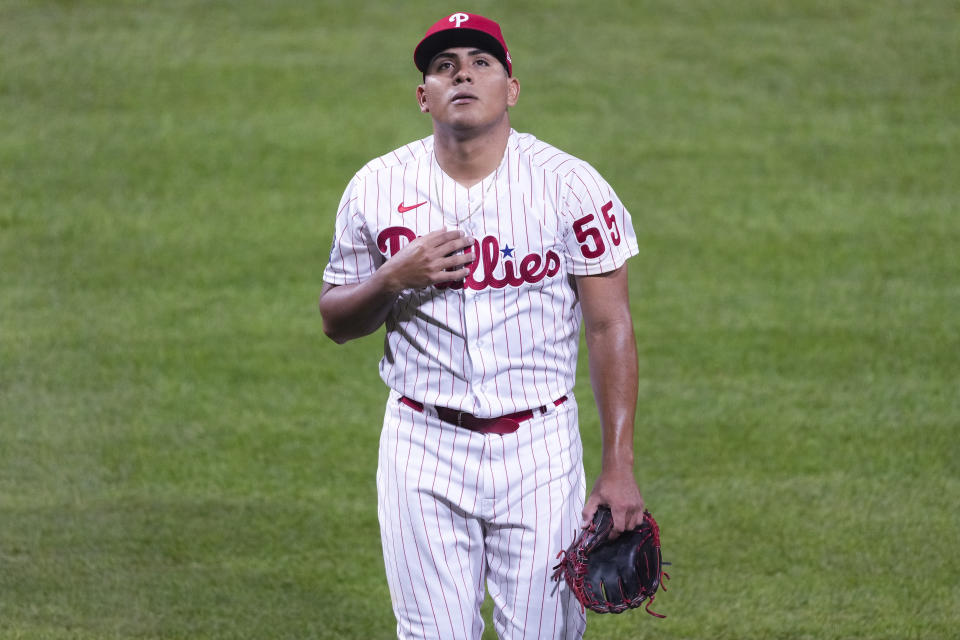 El venezolano Ranger Suárez, abridor de los Filis de Fildadelfia, camina hacia la cueva en el tercer juego de la Serie Mundial, ante los Astros de Houston, el martes 1 de noviembre de 2022 (AP foto/Chris Szagola)