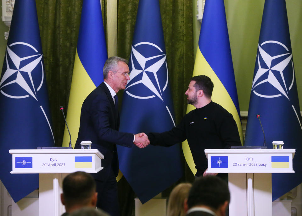 Jens Stoltenberg (L) besuchte überraschend die Ukraine (Bild: STR/NurPhoto via Getty Images)